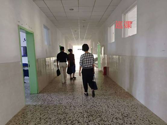 图片包含 室内, 天花板, 男人, 站描述已自动生成