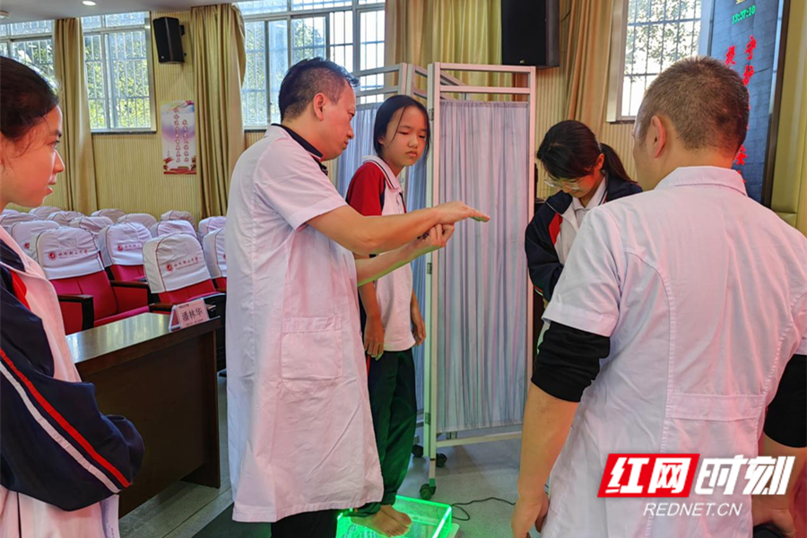 永州职院附属医院开展青少年脊柱侧弯大普查活动_副本.jpg 永州职院附属医院开展青少年脊柱侧弯大普查活动_副本.jpg