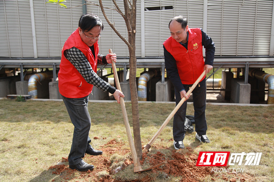 “履行植树义务,共建美丽潇湘”主题党日活动1_副本.jpg “履行植树义务,共建美丽潇湘”主题党日活动1_副本.jpg