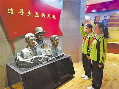 <p> 6月20日,景岳小学五年级学生穆家萍、王嘉宁,向崔景岳、马文良、孟长有烈士的塑像,献上最崇高的队礼。 秦一舟 摄</p>